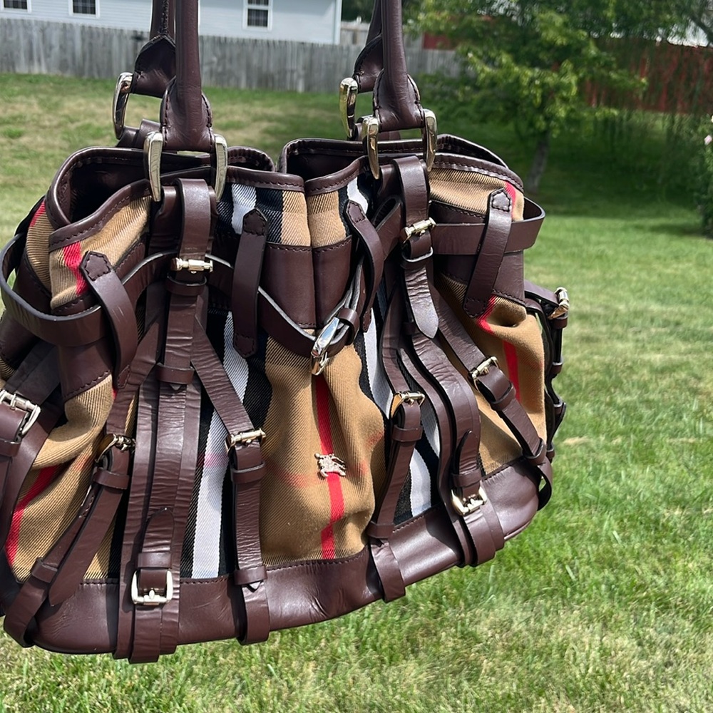 Pre-owned available
Exterior Color
Brown
Pattern
Checkered